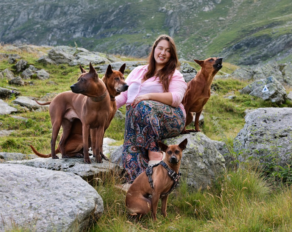 Leonie mit Thai Ridgebacks in den Bergen am Transfăgărășan
